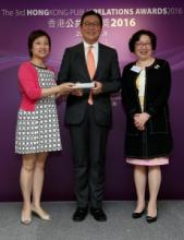 PRPA President Ms Pamela Leung (left) and Secretary-General of the Organising Committee of The 3rd Hong Kong Public Relations Awards (2016) Ms Linda Tsui (right) presented a souvenir to thank Professor Ma.