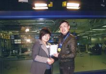 Chairman of PRPA Steering Committee Ms Elaine Chan presents a souvenir to thanks Mr Earnest Li.