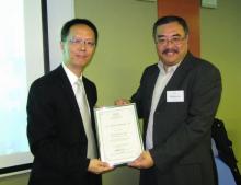 President of PRPA Executive Committee Mr William Ip presents a souvenir to thank Mr Lawrence Yau.