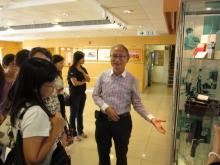 Mr TAI introduces to the participants some antique equipment of RTHK.