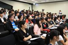 Over one hundred students attend the sharing session and concentrate on speakers’ experience sharing.