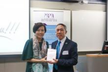 Ms Elin Wong, Executive Committee Member of PRPA, presents a souvenir to thank THEi for coorganizing the talk.