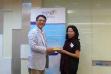 PRPA vice-president Ms Ruby Wan presents a souvenir to thank Vincent.