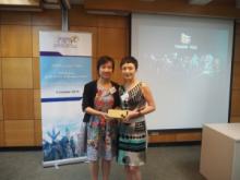 PRPA President Ms Pamela Leung presents a souvenir to thank Ms Una Lau.